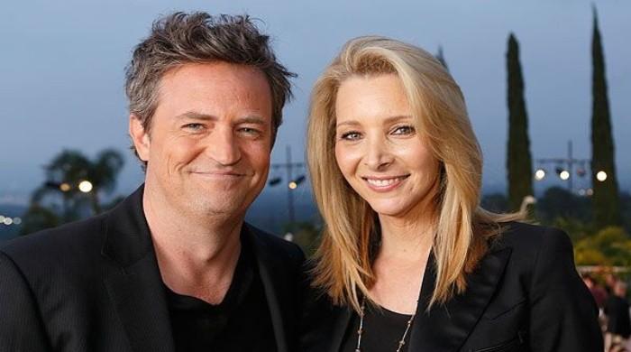 Matthew Perry gave Lisa Kudrow the cookie time jar from Friends