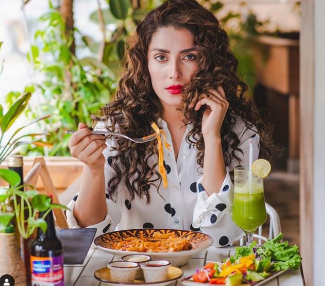 Ayeza Khan dazzles in gorgeous curls in new Instagram pics