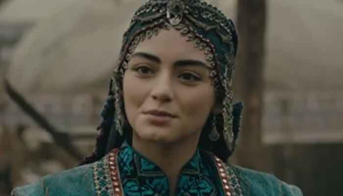 Turkish Actress Ozge Törer S Romantic Pictures From Kurulus Osman