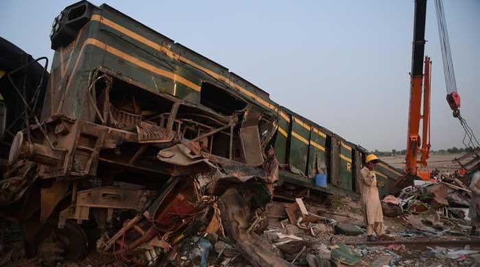 ٹریک کی ویلڈنگ کا مشترکہ ٹوٹ جانے پر گھوٹکی ٹرین حادثہ پیش آیا۔  ابتدائی رپورٹ کا کہنا ہے کہ