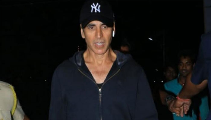 Akshay Kumar leaves for UK with family after mother’s death