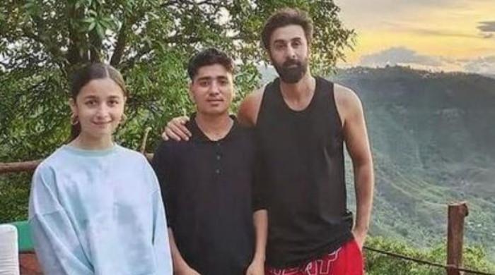 Ranbir Kapoor And Alia Bhatt's Unseen Photo With A Fan Goes Viral