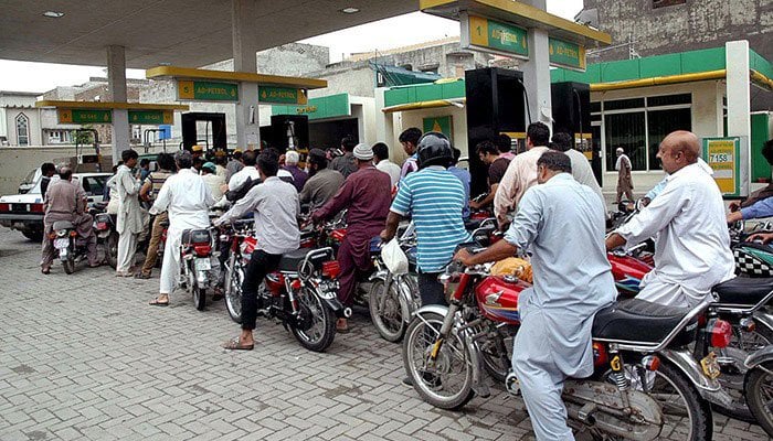 A large number of motorcyclists standing in long queues to get fuel in Rawalpindi. Photo: APP