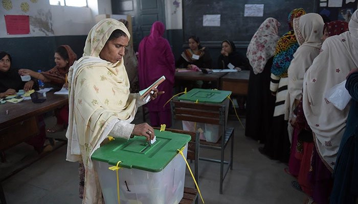 لاہور کے حلقہ این اے 133 کے ضمنی انتخاب میں آج مسلم لیگ ن اور پیپلز پارٹی آمنے سامنے ہیں۔