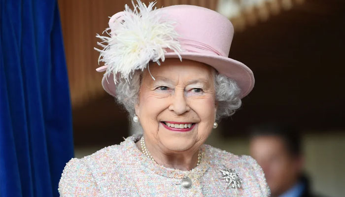 Queen Elizabeth planning ‘small hard core’ of senior royals for Christmas lunch: report