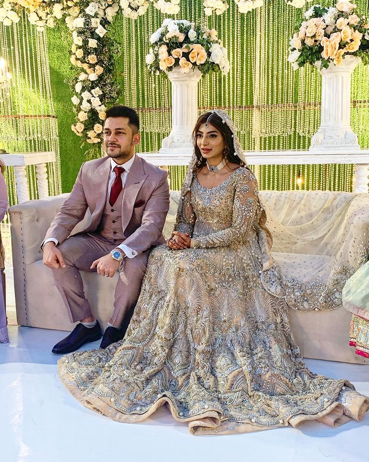 Mariam Ansari glitters in day-time wedding reception: Watch