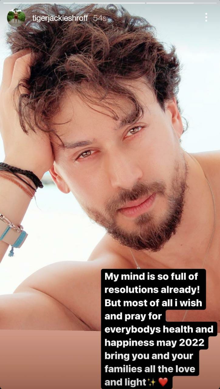 Tiger Shroff extends New Year wishes with a stunning beach selfie