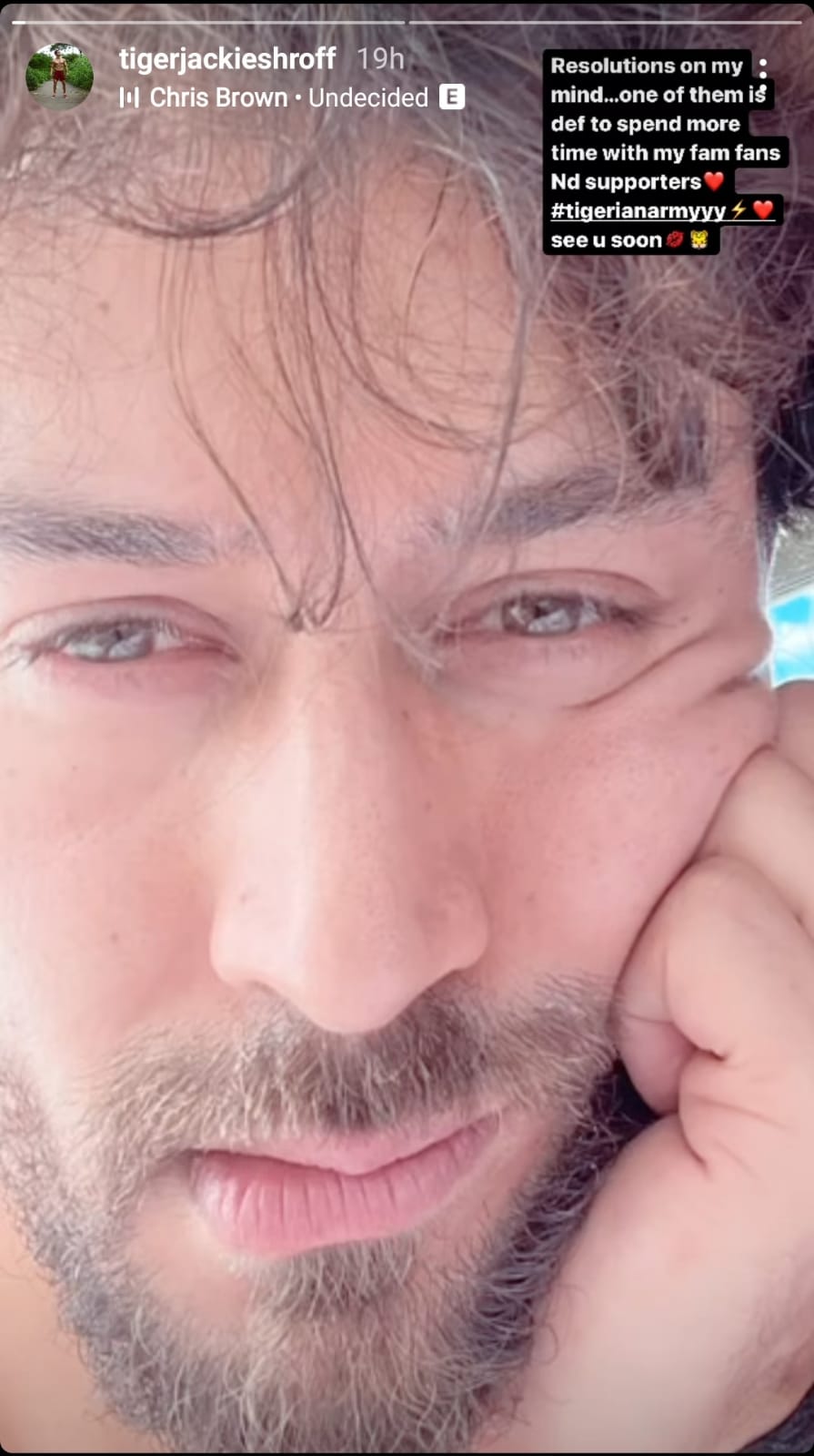 Tiger Shroff extends New Year wishes with a stunning beach selfie