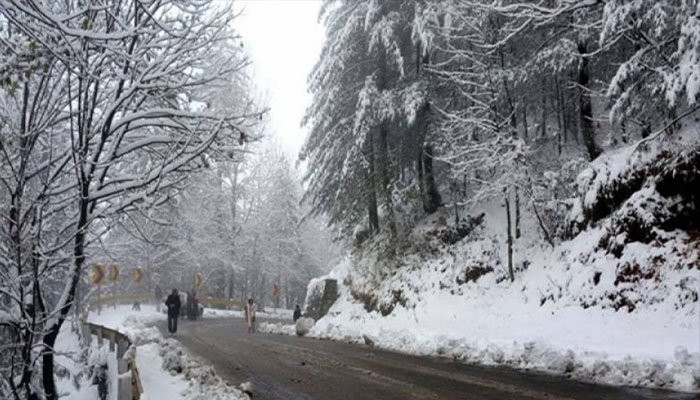 مری برفانی طوفان کے بعد ٹریفک کے لیے راستہ بنانے کے لیے بڑی شریانیں صاف کر دی گئیں۔