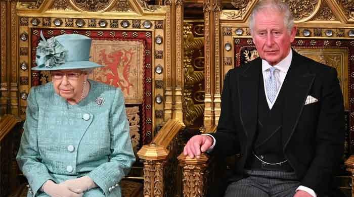 Queen Elizabeth keeps British PM waiting