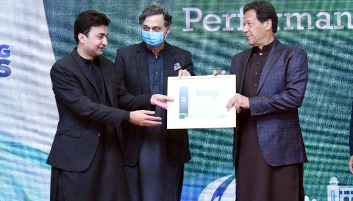 PM Imran Khan honours Minister for Communications Murad Saeed with performance certificate. Photo: PID