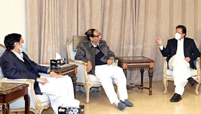 Prime Minister Imran Khan meets PML-Q’s Chaudhry Pervaiz Elahi and Chaudhry Shujaat Hussain. Photo: Dawn.com/file