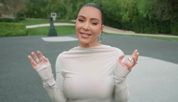 Kim Kardashian makes small talks with strangers after being declared single