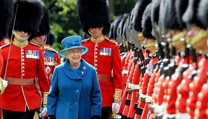 Defence Ministry scramble to find Queen's guard who ditched post to ...