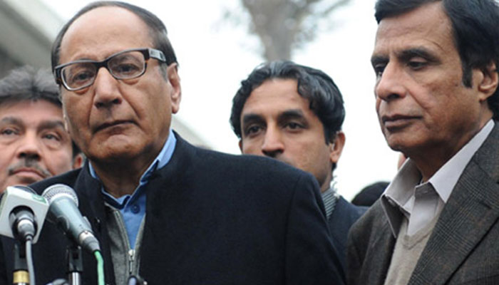 Chaudhry Shujaat Hussain standing alongside Chaudhry Perves Elahi and other PML-Q members— AFP/File