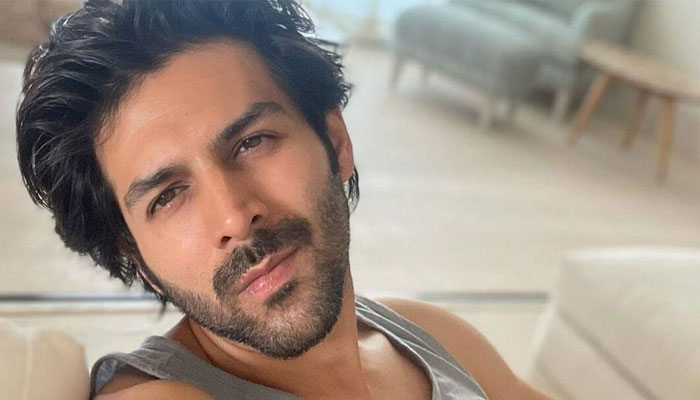 Kartik Aaryan’s fans ‘rosy gesture’ takes the actor for a loop: Watch