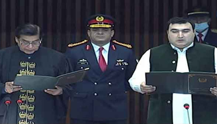 National Assembly Speaker Raja Pervez Ashraf (R) administers the oath of the office to Zahid Akram Durrani (L). Photo: Geo News/screengrab