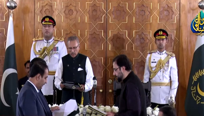 President Arif Alvi administers the oath to new ministers. Screengrab