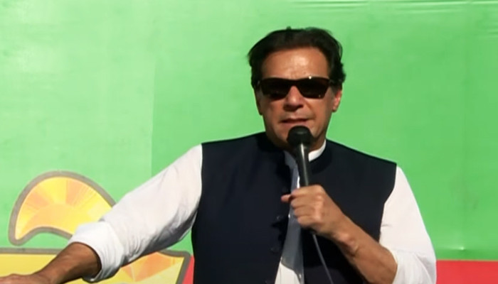 عمران خان نے پٹرولیم مصنوعات کی قیمتوں میں اضافے پر حکومت کو آڑے ہاتھوں لیا۔