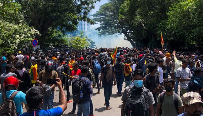 مظاہرین سری لنکا کے وزیر اعظم کے دفتر میں گھس گئے۔