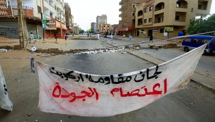 Sudanese protesters stand behind road blocks as they take part in an anti-military sit in, on the Eid al-Adha holiday, in the capital Khartoum, on July 9, 2022. Photo: AFP