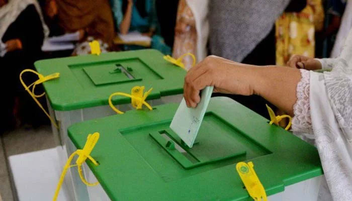 Voting for by-polls on 20 Punjab Assembly seats begins. Photo: Geo News/ file