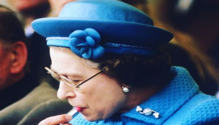 Buckingham Palace is opening for visitors with exhibition of Queens photographs