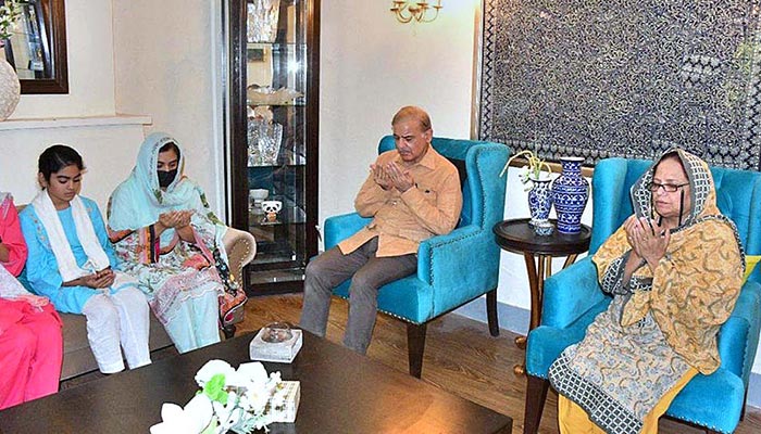 Prime Minister Shehbaz Sharif offering Fatiha for Colonel Laiq Baig Mirza Shaheed. — APP