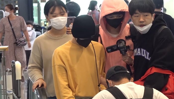 Fans express gratitude towards Manager Sejin for protecting ENHYPEN’s Sunoo at the Gimpo Airport