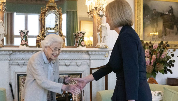 Queens handbag during Liz Truss meeting sparks frenzy