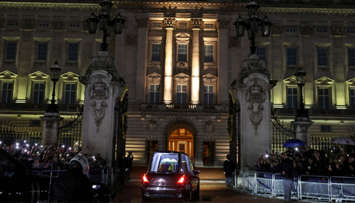 Queen Elizabeth’s coffin arrives at Buckingham Palace