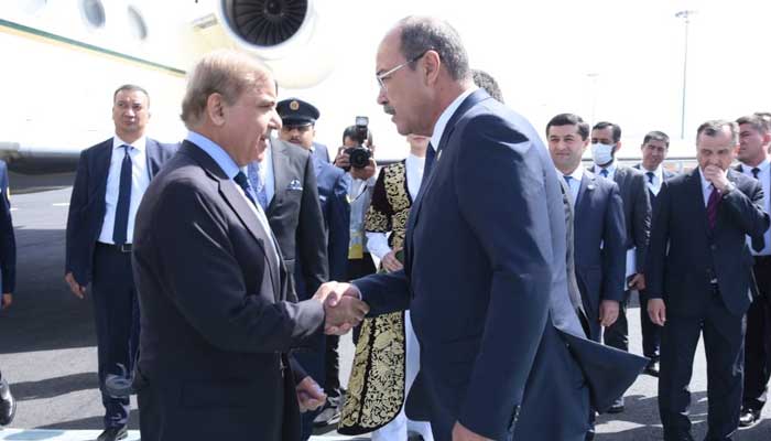 Prime Minister of Uzbekistan Abdulla Aripov receives Prime Minister Shahbaz Sharif at Samarqand International Airport. Photo: Twitter/@PTVNewsOfficial