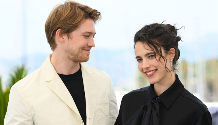 joe-alwyn-and-margaret-qualley-have-a-steamy-love-affair-in-upcoming-thriller