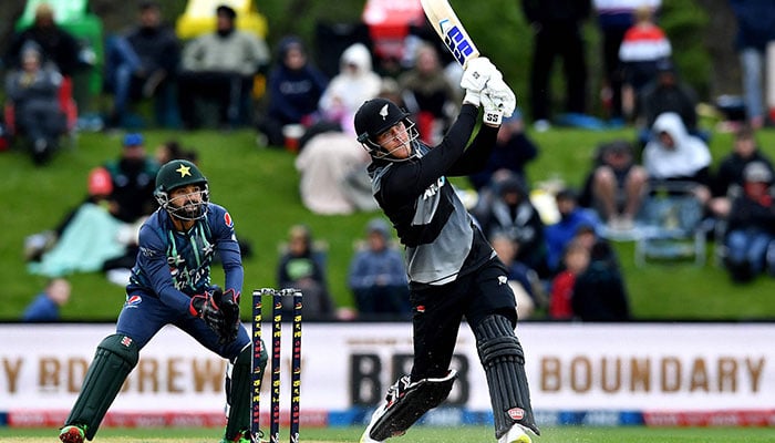 New Zealand´s Finn Allen (R) plays a shot watched by Pakistan´s wicketkeeper Mohammad Rizwan during the fourth cricket match between New Zealand and Pakistan of the Twenty20 tri-series at Hagley Oval in Christchurch on October 11, 2022. — AFP