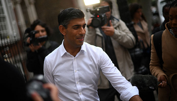 Britain´s former Chancellor of the Exchequer, Conservative MP, Rishi Sunak leaves from an office in central London on October 23, 2022. — AFP