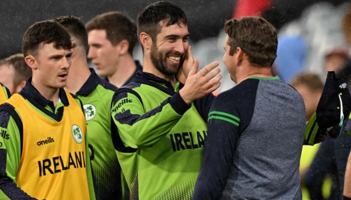 Ireland´s Captain Andrew Balbirnie (C) celebrates win with teammates after the ICC men´s Twenty20 World Cup 2022 cricket match between England and Ireland at Melbourne Cricket Ground (MCG) on October 26, 2022 in Melbourne.— AFP