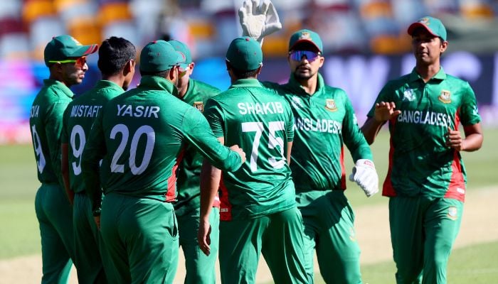 Bangladesh players celebrate the dimissal of Zimbabwe´s Milton Shumba during the ICC mens Twenty20 World Cup 2022 cricket match between Bangladesh and Zimbabwe at The Gabba on October 30, 2022 in Brisbane.— AFP