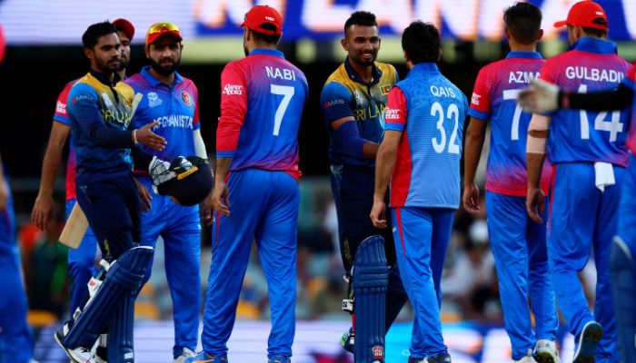 Sri Lanka´s Captain Dasun Shanaka (L) and Dhananjaya de Silva (C) shake hands with Aghanistan players after their win during the ICC men´s Twenty20 World Cup 2022 cricket match between Afghanistan and Sri Lanka at The Gabba on November 1, 2022 in Brisbane.— AFP