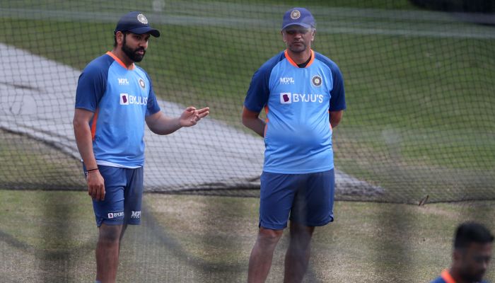 India´s captain Rohit Sharma (L) talks to head coach Rahul Dravid during a net practice session at Melbourne Cricket Ground (MCG) in Melbourne on November 5, 2022, on the eve of their ICC men´s Twenty20 World Cup 2022 cricket match against Zimbabwe.— AFP