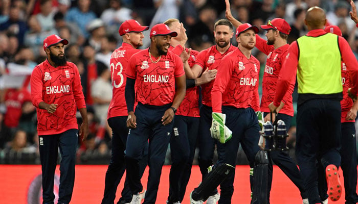 England´s players celebrate the dismissal of Sri Lankas Wicketkeeper Kusal Mendis during the ICC mens Twenty20 World Cup 2022 cricket match between England and Sri Lanka at the Sydney Cricket Ground (SCG) on November 5, 2022. — AFP