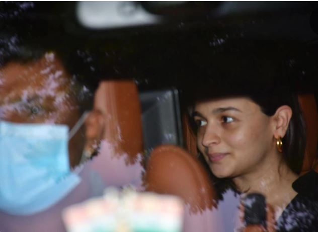 Alia Bhatt spotted leaving the hospital with Ranbir Kapoor and baby Kapoor