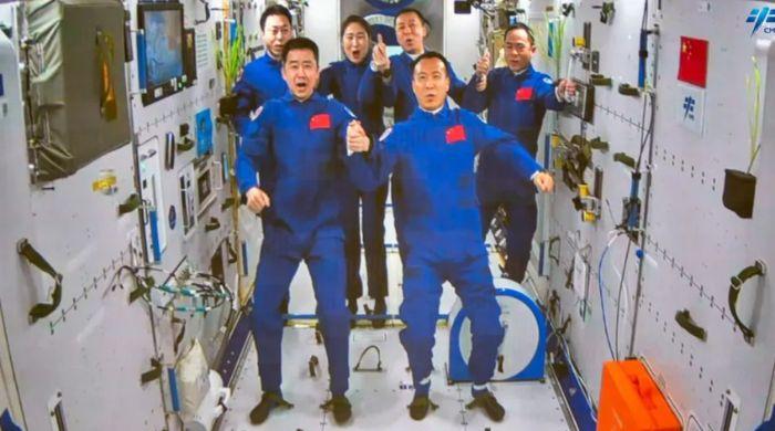 China astronauts reach Tiangong space station