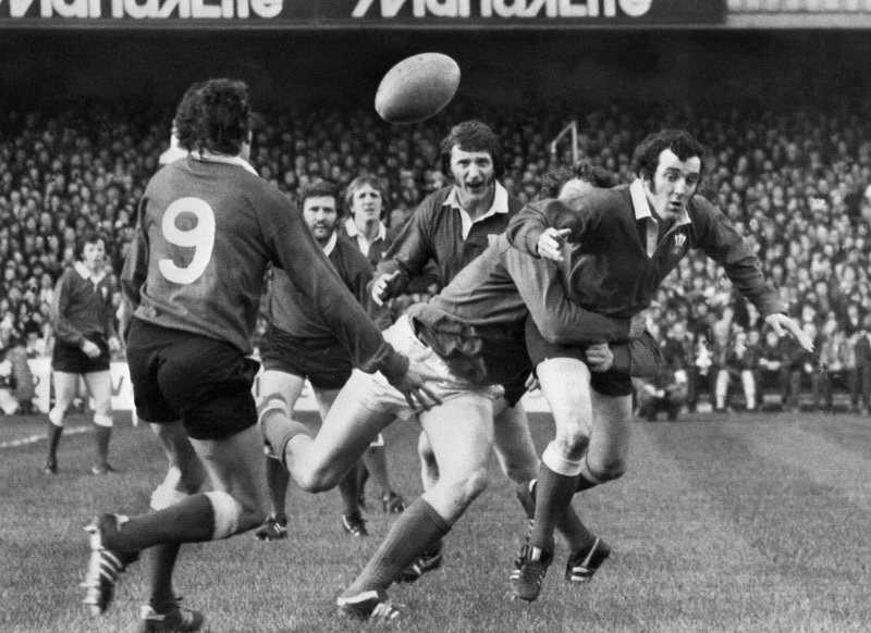 Phil Bennett (R) probably Waless finest fly-half formed a sublime half-back partnership with scrum-half Gareth Edwards (L) in the 1970s and he was also a renowned orator.— AFP