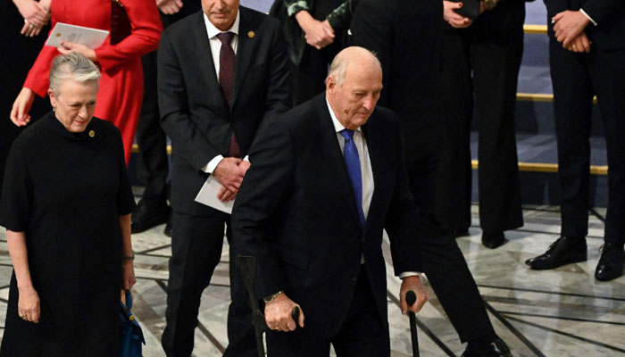 King Harald leaves hospital after infection