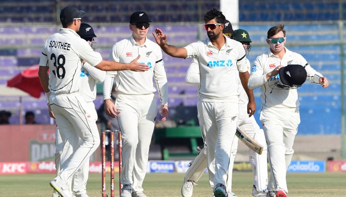 New Zealand´s players celebrate after the dismissal of Pakistani batter —AFP