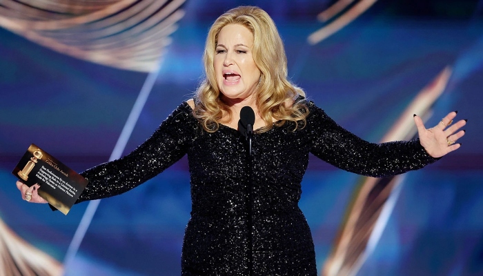 Twitter wants Jennifer Coolidge to host the Oscars after epic Golden Globes gag