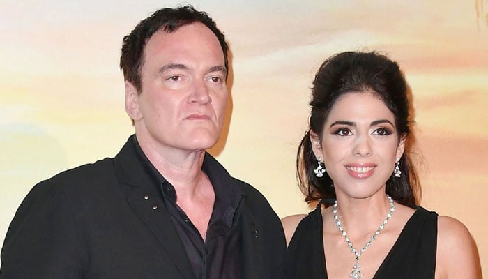 Quentin Tarantino والد کی زندگی پر تبصرہ کرتا ہے جب وہ بیوی کے ساتھ دو بچوں کی پرورش کرتا ہے۔