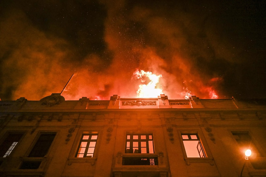 19 Ocak 2023'te Lima'da Başkan Dina Boluarte hükümetine karşı düzenlenen bir protesto sırasında bir evde yangın çıktı.— AFP