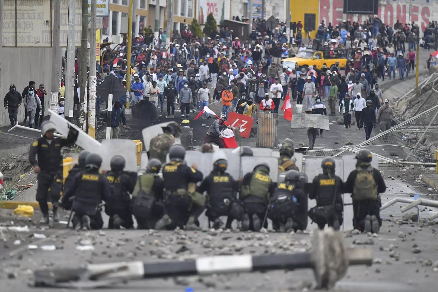 Arequipa'daki Anashuayco köprüsünde göstericiler çevik kuvvet polisiyle çatıştı.— AFP/dosya