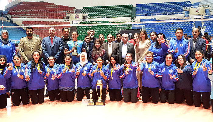 Başbakan'ın (SAPM) Gençlik İşlerinden Sorumlu Özel Asistanı Shaza Fatima Khawaja (ortada), İslamabad'daki Kadınlar Ulusal Voleybol Şampiyonası'nın kapanış töreninde.  - Çevrimiçi
